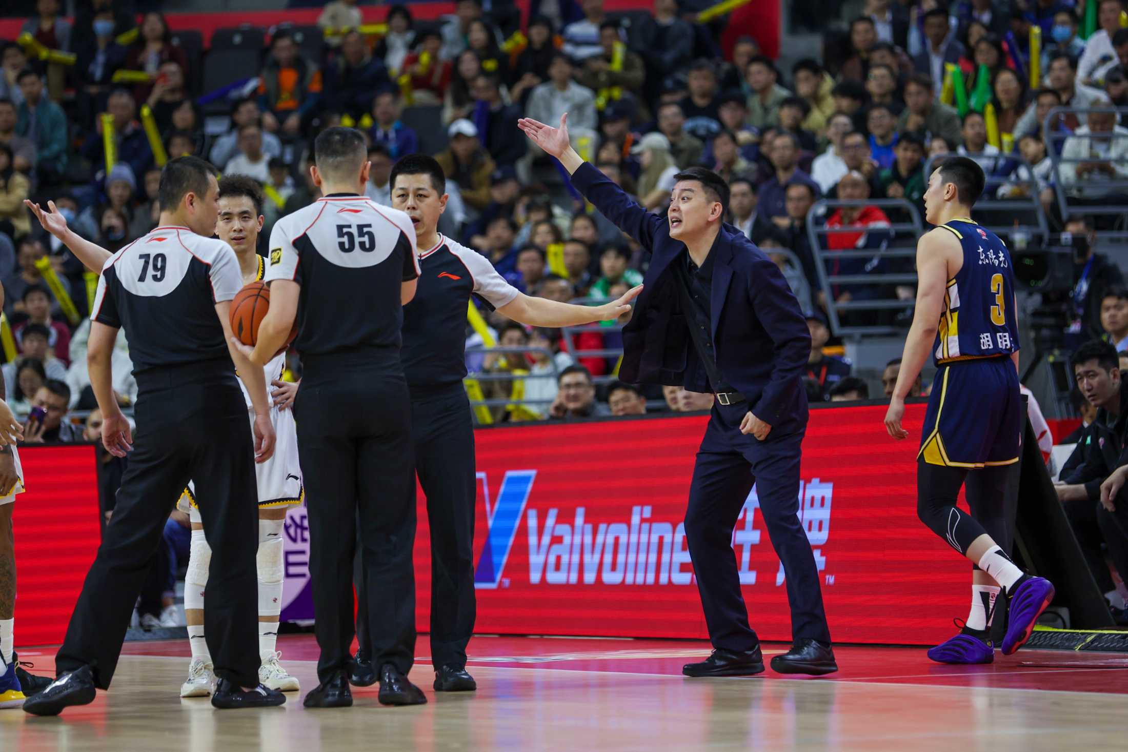 赛前体能课后,山东男篮内部沟通备战足总杯,态度坚定,更衣室氛围转暖(消防大队主官实地指导新训队体能训练工作) 赛前体能课后,山东男篮内部沟通备战足总杯,态度坚定,更衣室氛围转暖(消防大队主官实地指导新训队体能训练工作)