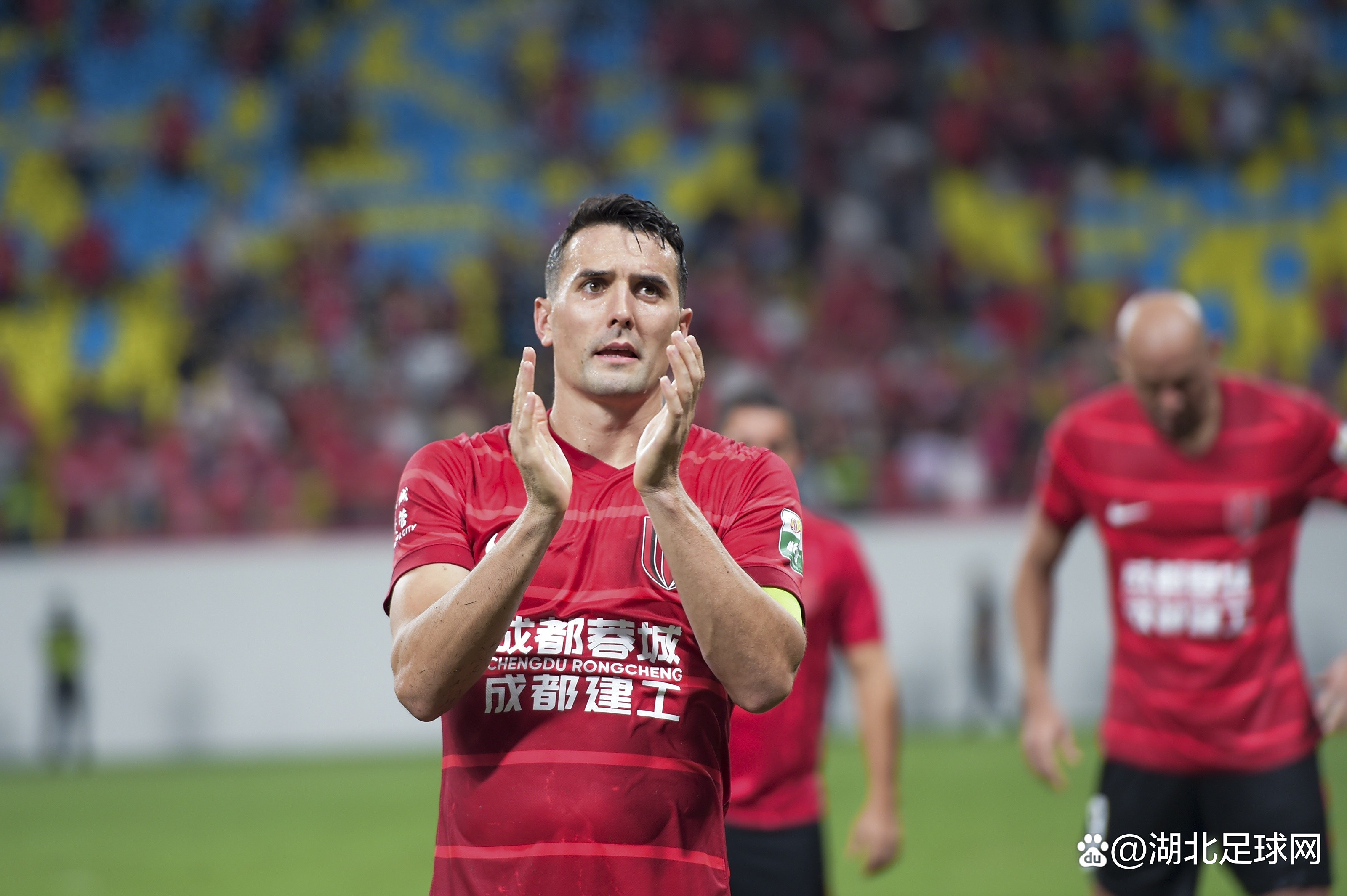 里程碑夜！成都蓉城门线救险，欧超杯今晨刷纪录，底气十足，年轻球员得到机会的简单介绍