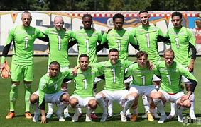 包含赛后阿贾克斯调整名单以备欧冠，队长鼓劲环节打磨，目标明确，轮换策略成焦点的词条